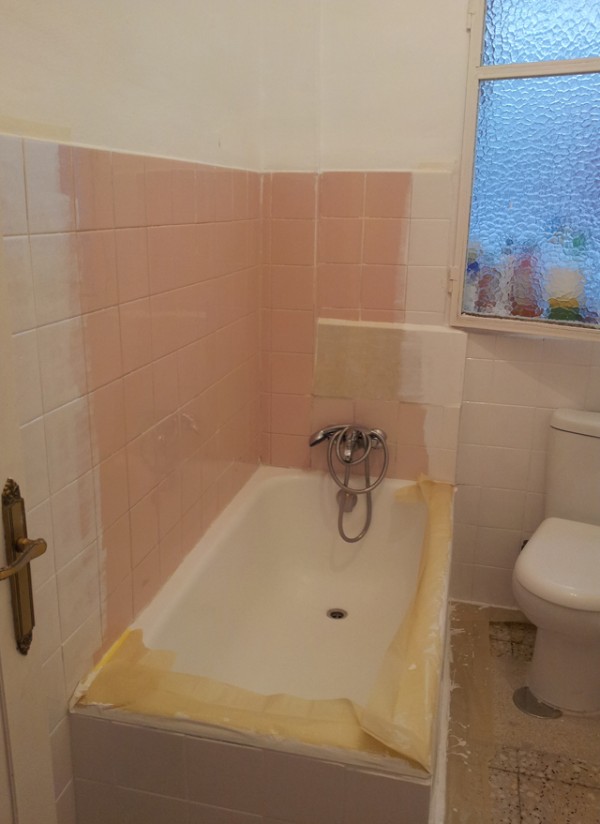 Mi baño una vez empezados a pintar los azulejos