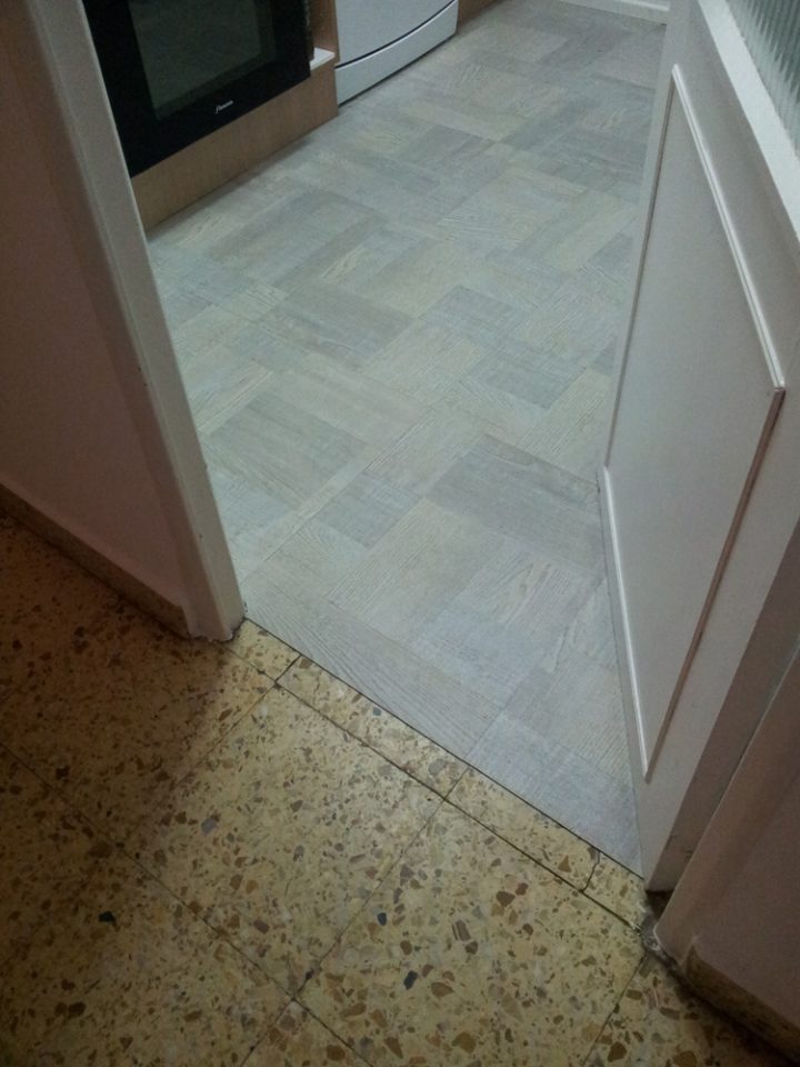 Por último, coloqué un perfil metálico (también adhesivo) para rematar